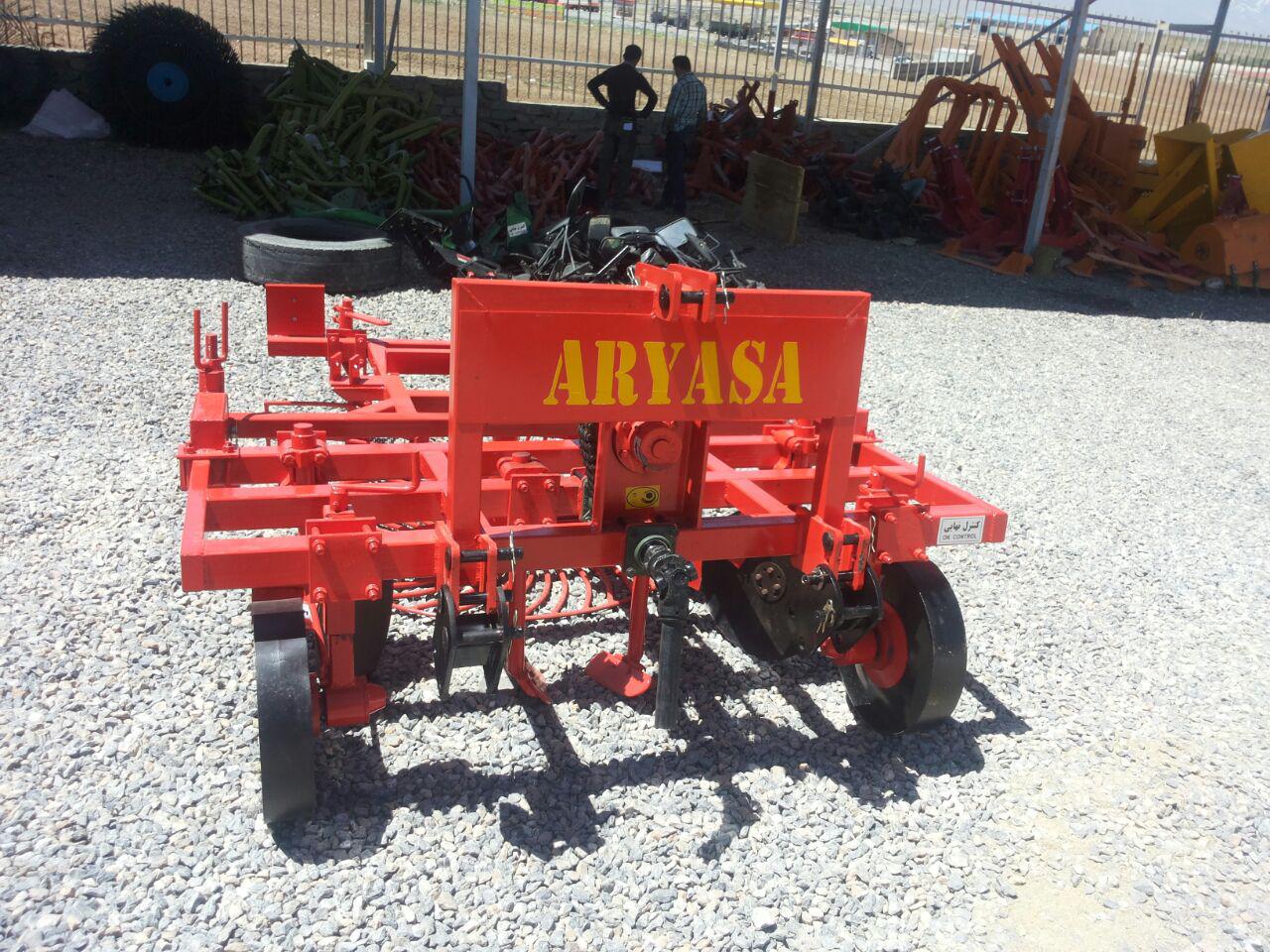 Three-row disc beet harvester