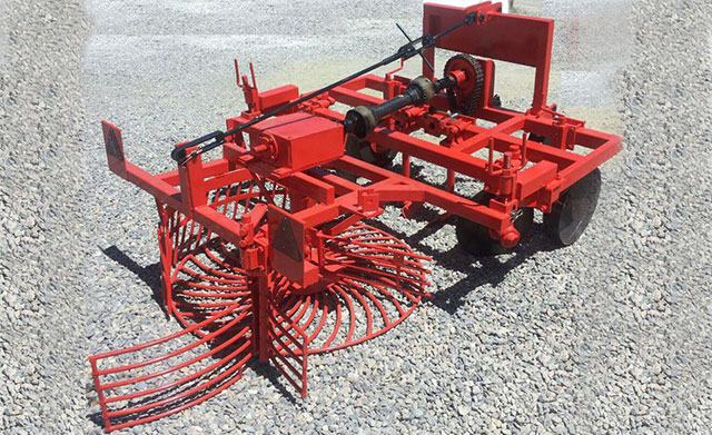 Three-row disc beet harvester
